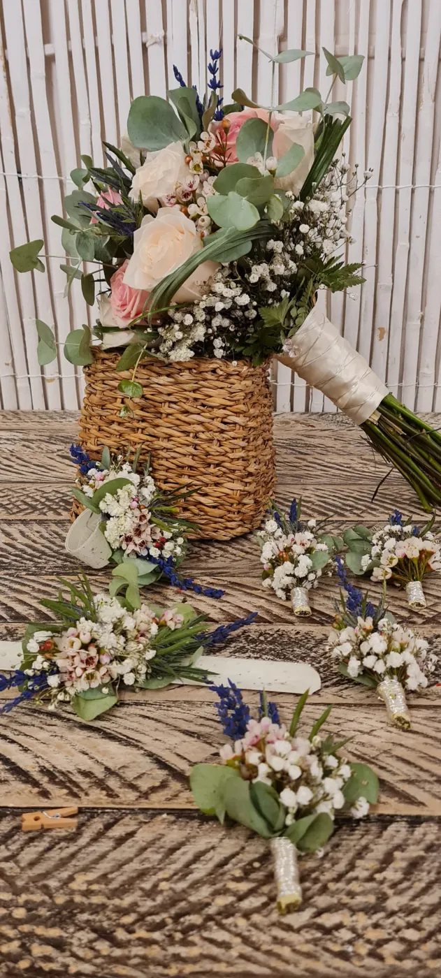 Ramo de novia y prendidos de rosas, paniculata y lavanda