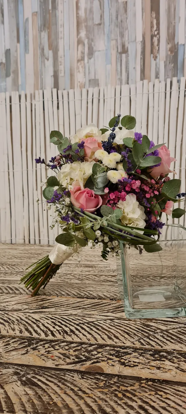Ramo de novia de rosas rosas y flores silvestres