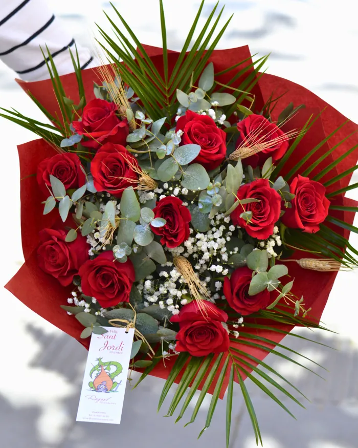 Ramo de rosas rojas con eucalipto y paniculata