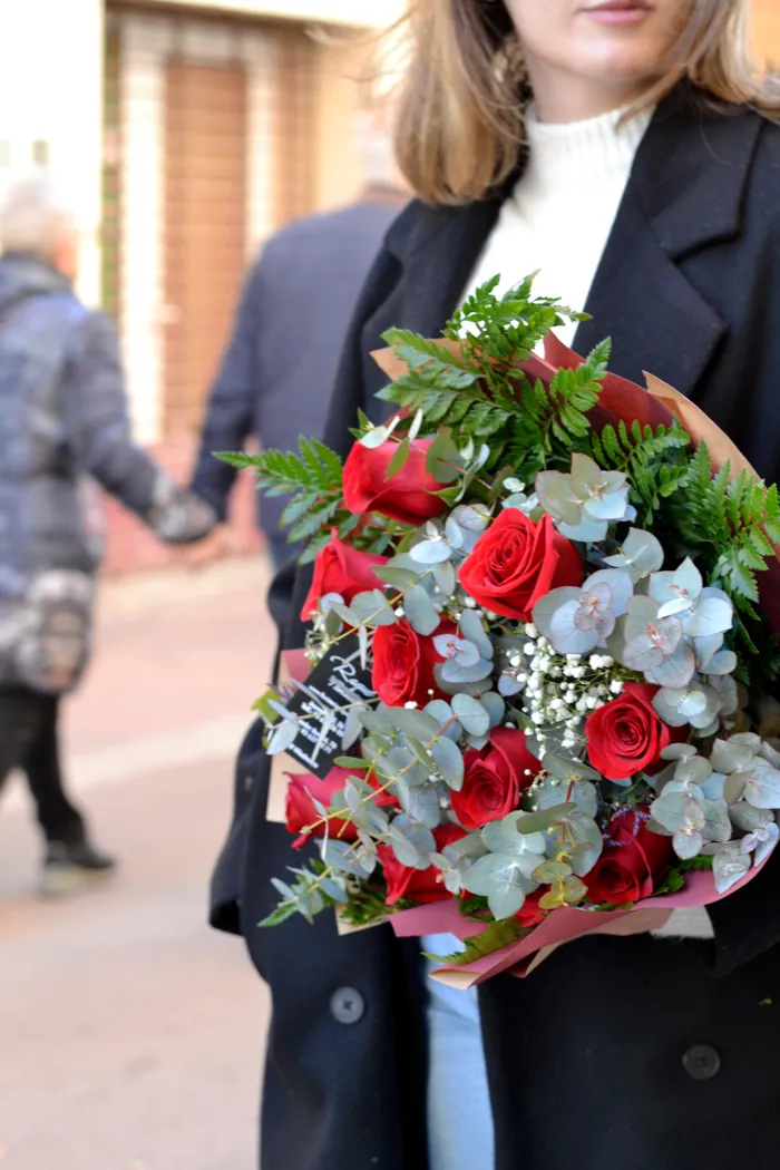 Ramo de rosas rojas con eucalipto y helecho para regalar